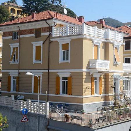 Hotel Ines Varraze Exterior foto