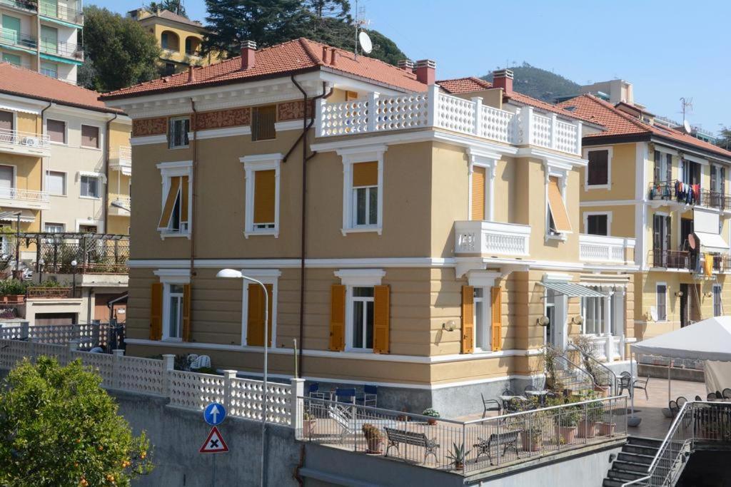 Hotel Ines Varraze Exterior foto